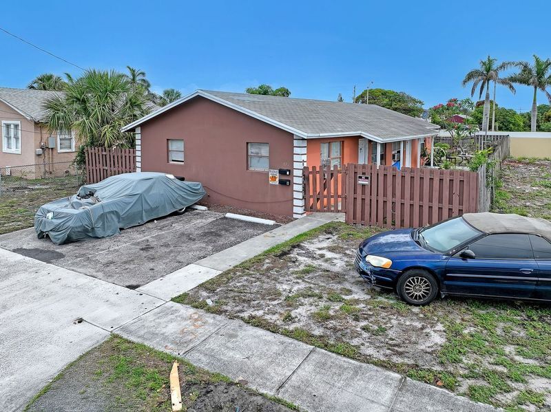 5 Properties portfolio portefeuille de 5 propriétés à vendre sur LoopNet.ca Photo du bâtiment- Image 1 de 10