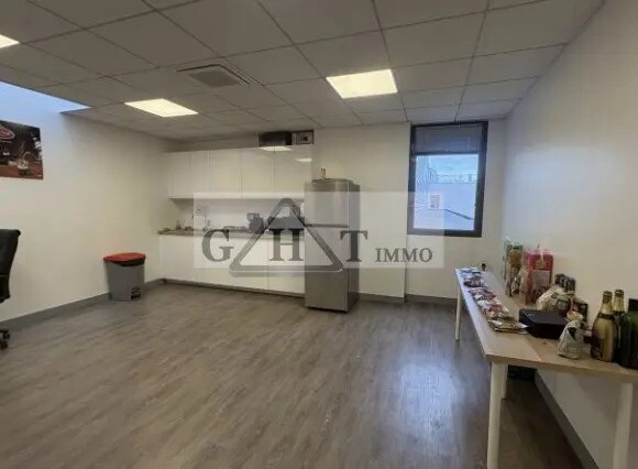 Office in Gennevilliers for lease - Interior Photo - Image 3 of 5