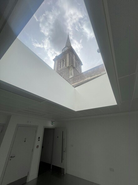 St. Botolph Row, Londres à louer - Photo du bâtiment - Image 3 de 4