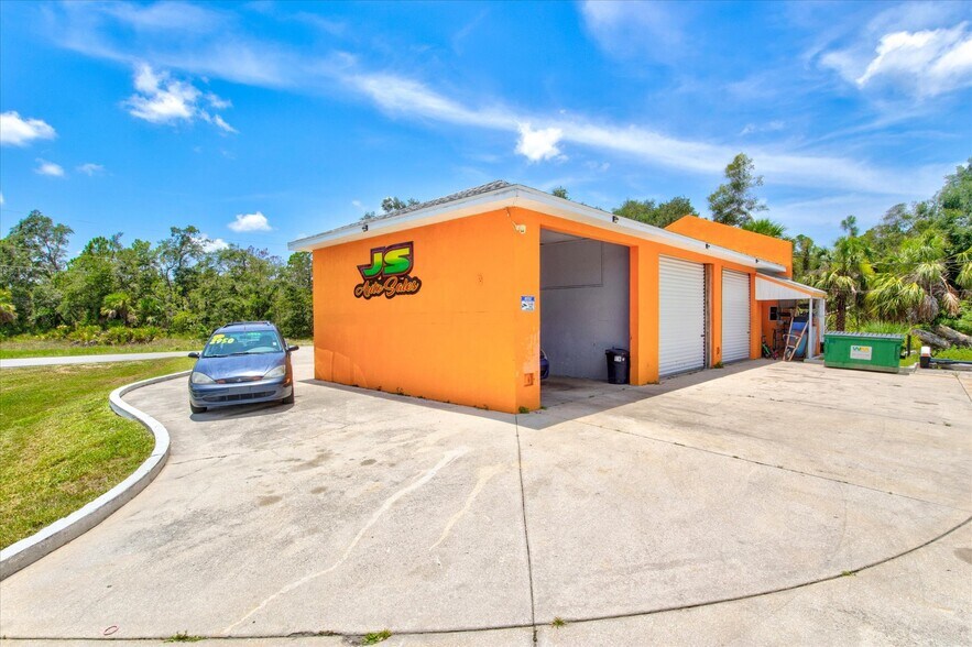 15182 Dahlgren Ave, Port Charlotte, FL à vendre - Photo du bâtiment - Image 3 de 44