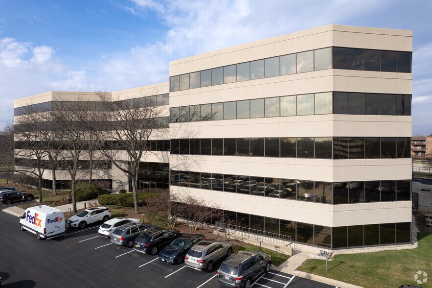 5 Revere Dr, Northbrook, IL à louer - Photo du bâtiment - Image 1 de 11