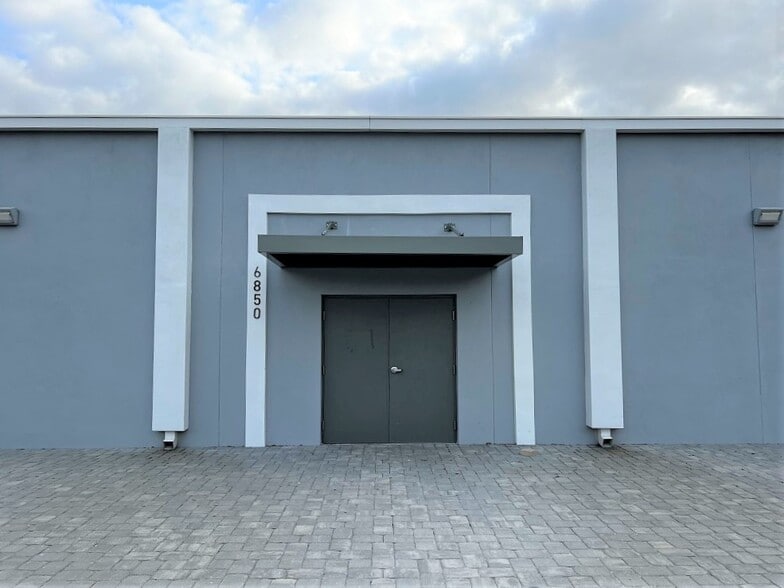 6850 Cross Bayou Dr, Seminole, FL for lease - Building Photo - Image 2 of 21