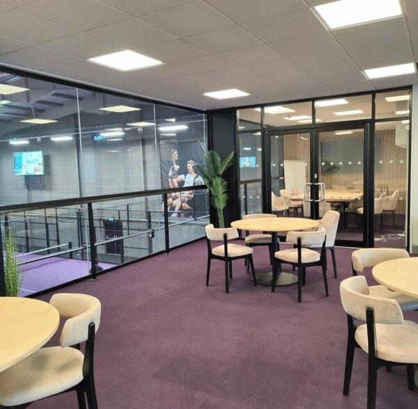 1 Triumph Rd, London for lease - Building Photo - Image 3 of 4