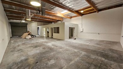 7647 Hayvenhurst Ave, Van Nuys, CA à louer Photo intérieure- Image 2 de 4