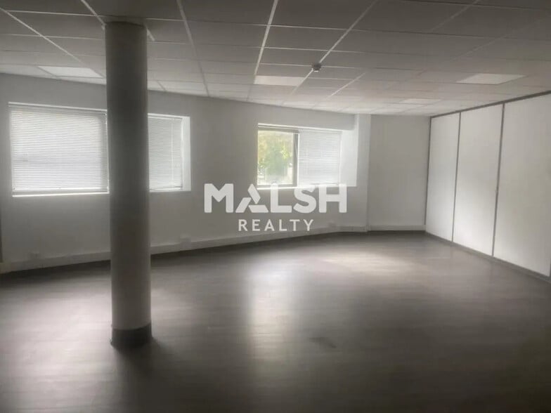 Office in Vaulx-en-Velin for lease - Interior Photo - Image 3 of 13