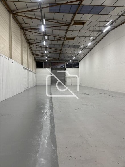 Industrial in Coignières for lease - Building Photo - Image 2 of 7