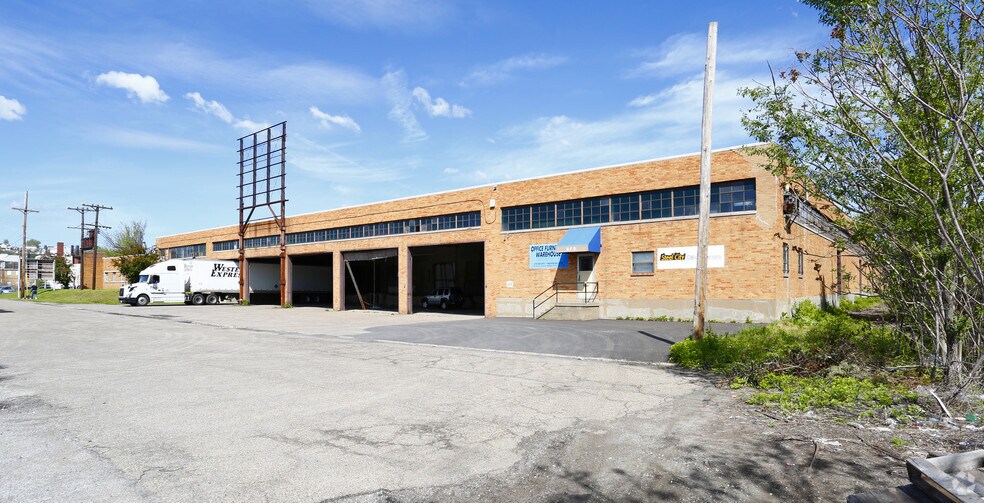 100 Graham St, McKees Rocks, PA à louer - Photo du bâtiment - Image 2 de 7