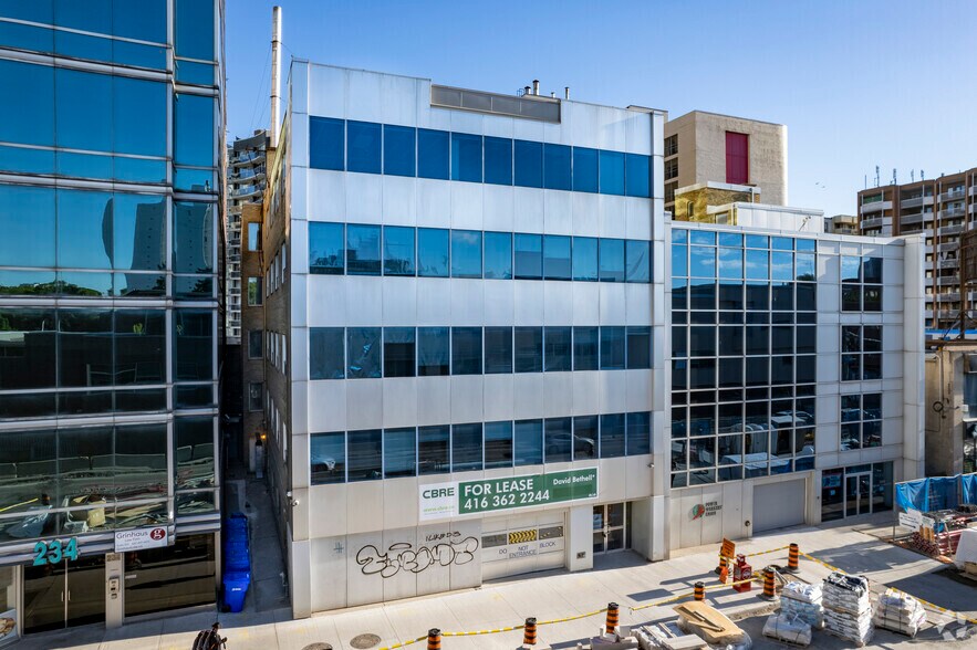 240 Eglinton Ave E, Toronto, ON à louer - Photo du bâtiment - Image 2 de 6