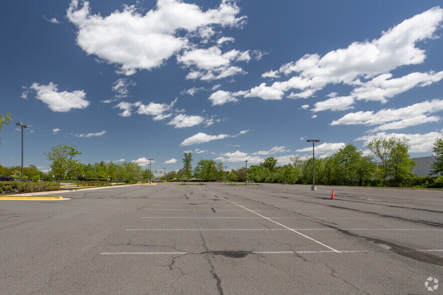 13855 McLearen Rd, Herndon, VA à louer - Photo du bâtiment - Image 2 de 2