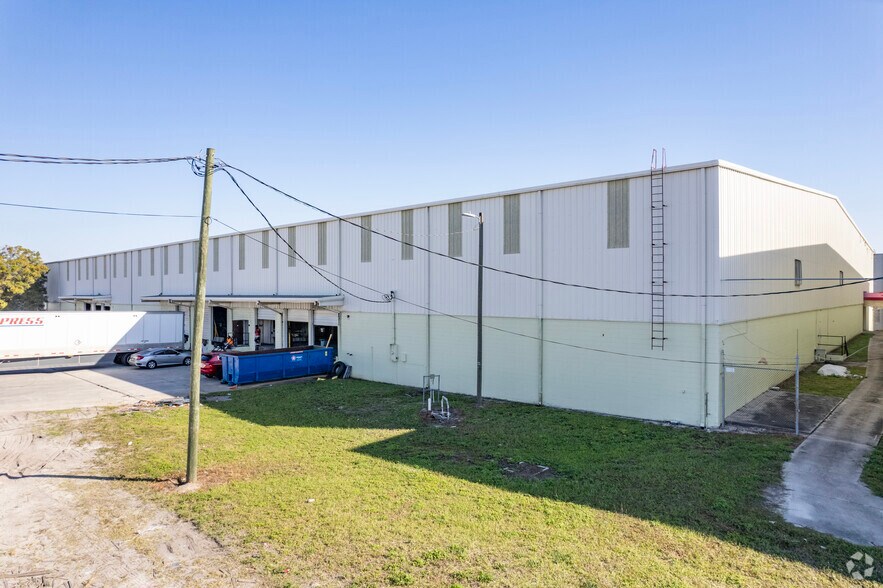 5301 E Hanna Ave, Tampa, FL à louer - Photo du bâtiment - Image 3 de 6