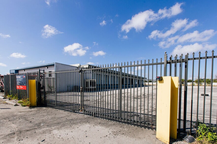 11700 NW 36th Ave, Miami, FL à louer - Photo du bâtiment - Image 2 de 5