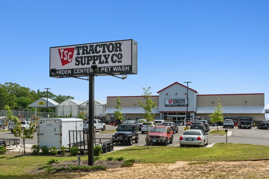 1122 W Barnes Crossing Rd, Tupelo, MS à vendre - Photo du bâtiment - Image 3 de 4