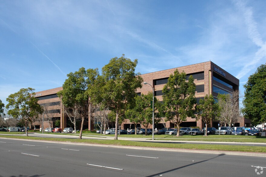 5701 Katella Ave, Cypress, CA à louer - Photo du bâtiment - Image 3 de 10