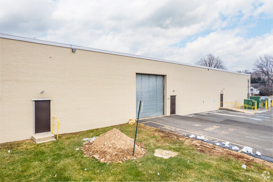 1750 Woodhaven Dr, Bensalem, PA à louer - Photo du bâtiment - Image 3 de 5