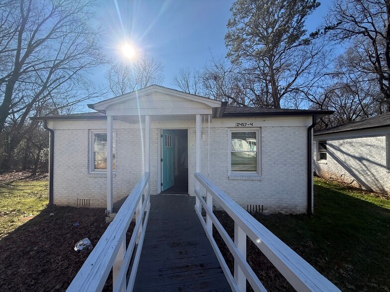 2439 Carmine St, Charlotte, NC for sale - Building Photo - Image 2 of 17