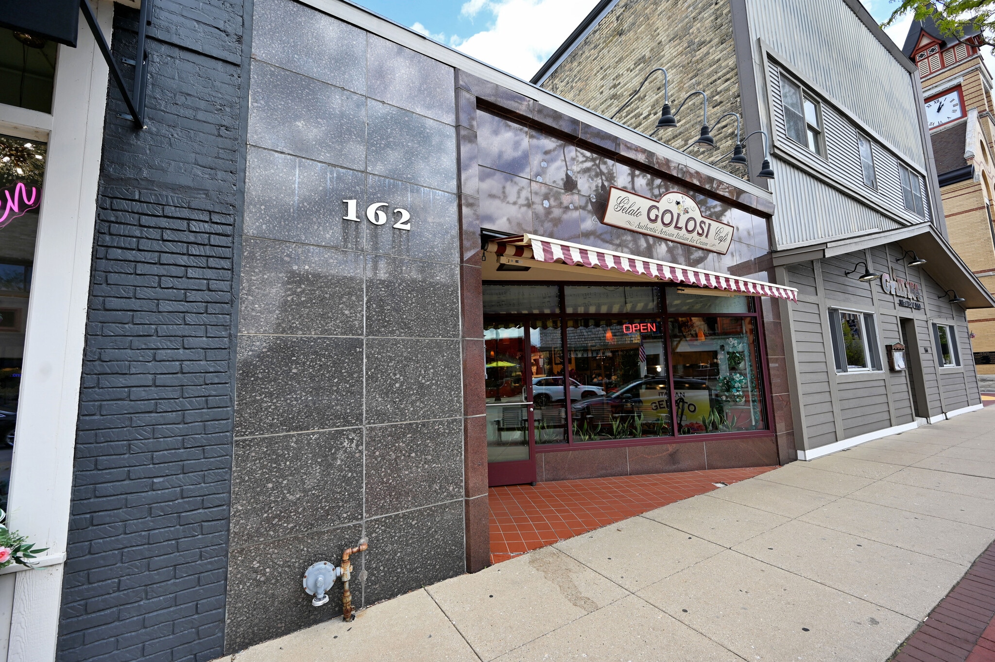 162 E Wisconsin Ave, Oconomowoc, WI for sale Primary Photo- Image 1 of 8