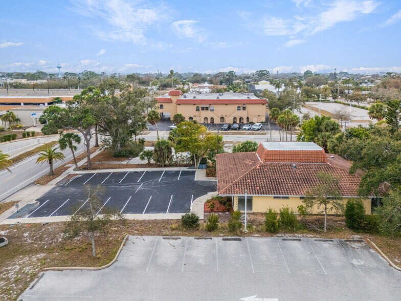 540 Nokomis Ave S, Venice, FL à louer - Photo du bâtiment - Image 3 de 18