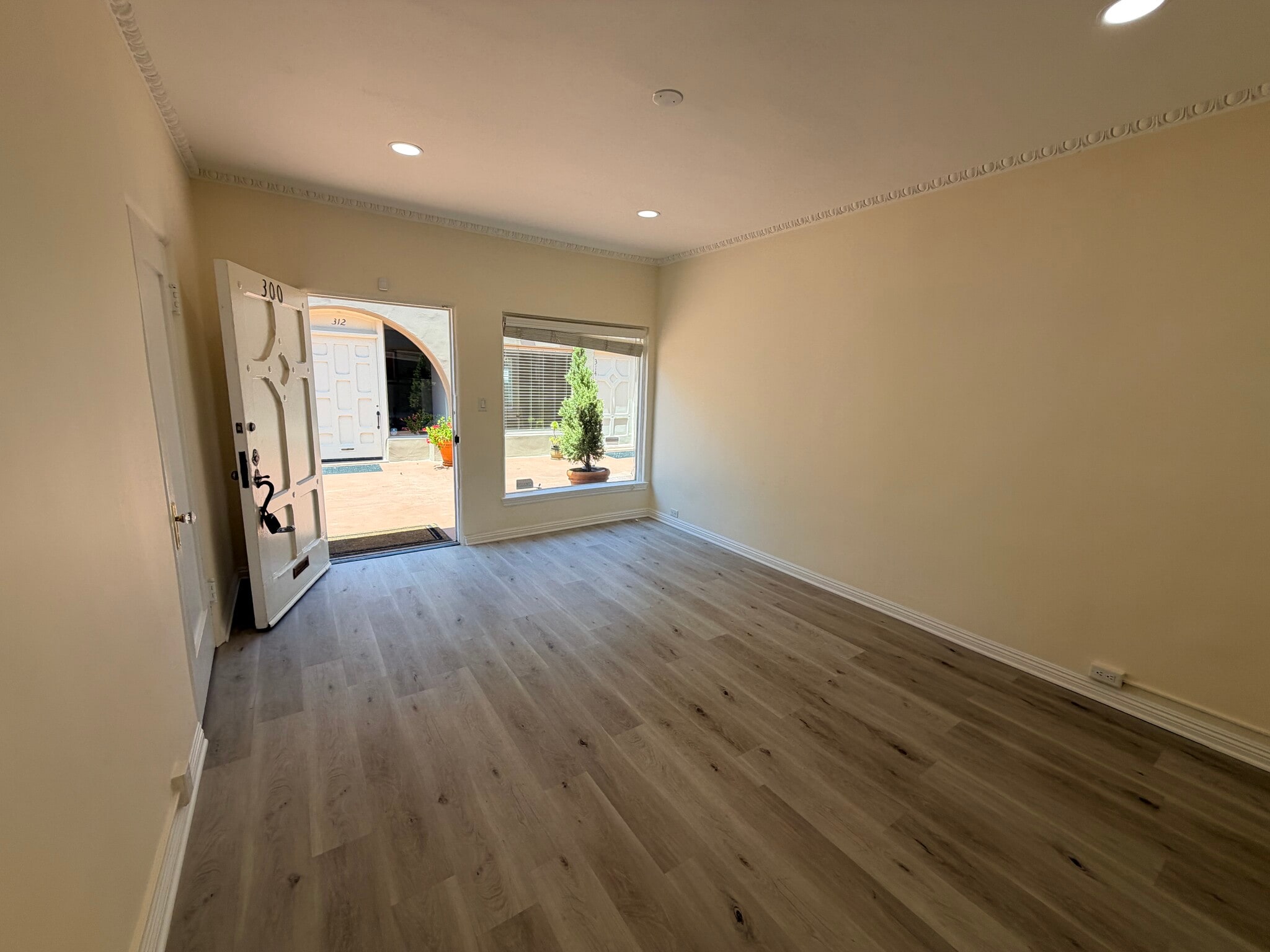 9528-9546 Brighton Way, Beverly Hills, CA à louer Photo intérieure- Image 1 de 7