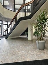 601-611 N Barker Rd, Brookfield, WI à vendre Photo intérieure- Image 1 de 2