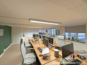 37-37A Hills Ln, Shrewsbury à louer Photo intérieure- Image 2 de 4