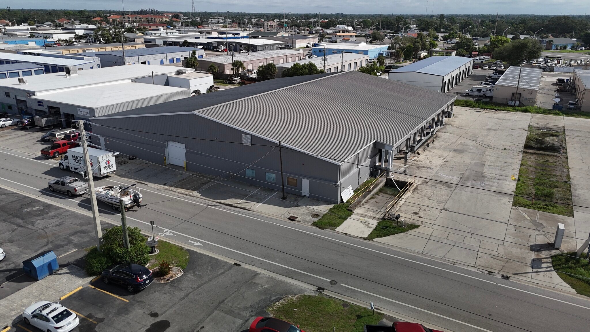 313 & 333 Seaboard Avenue portefeuille de 2 propriétés à vendre sur LoopNet.ca Photo du bâtiment- Image 1 de 10