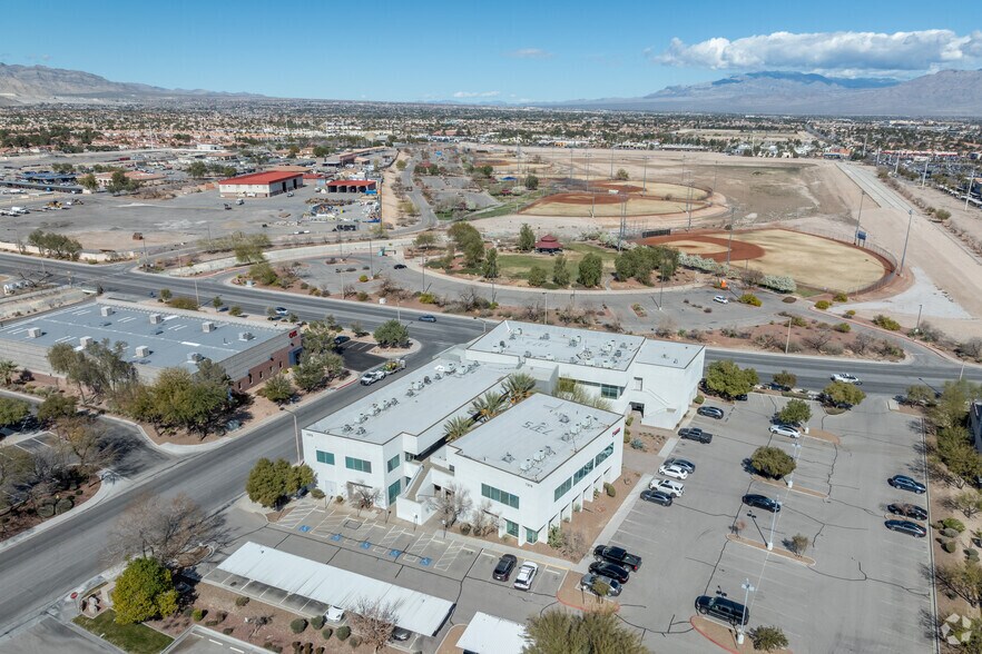 7373-7375 Peak Dr, Las Vegas, NV à louer - Photo du bâtiment - Image 2 de 23
