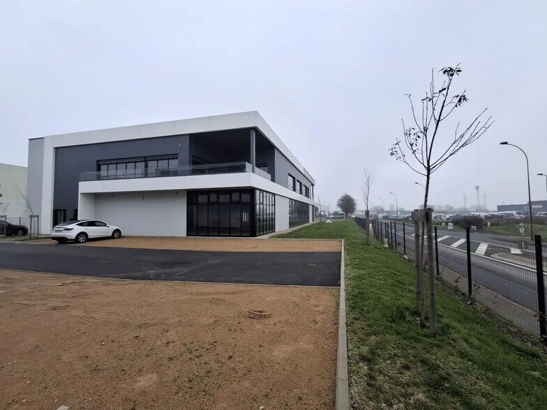 Flex in Arnas for lease - Building Photo - Image 3 of 7