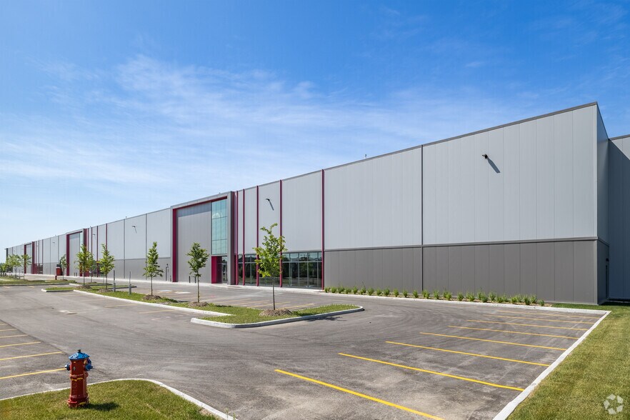 405 Huntmar Dr, Ottawa, ON à louer - Photo du bâtiment - Image 2 de 15