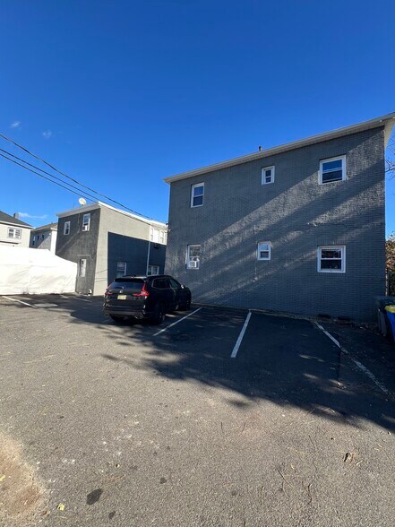 814 76th St, North Bergen, NJ à vendre - Photo du bâtiment - Image 2 de 28
