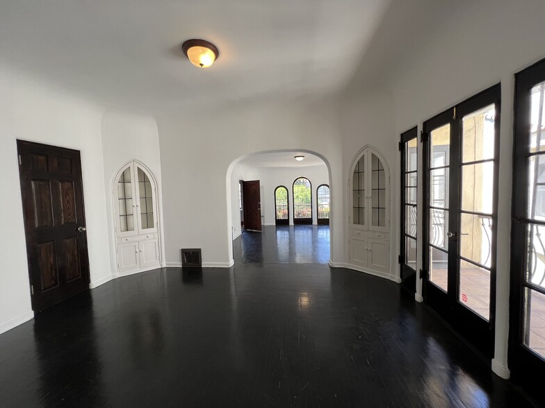 942 S Mansfield Ave, Los Angeles, CA for sale - Interior Photo - Image 3 of 4