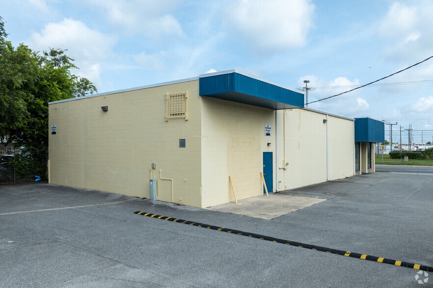 401 W International Speedway Blvd, Daytona Beach, FL for lease - Building Photo - Image 3 of 10