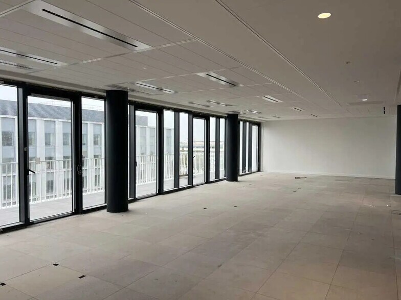 7 Rue Georges Stephenson, Montigny-le-Bretonneux à louer - Photo du bâtiment - Image 3 de 14