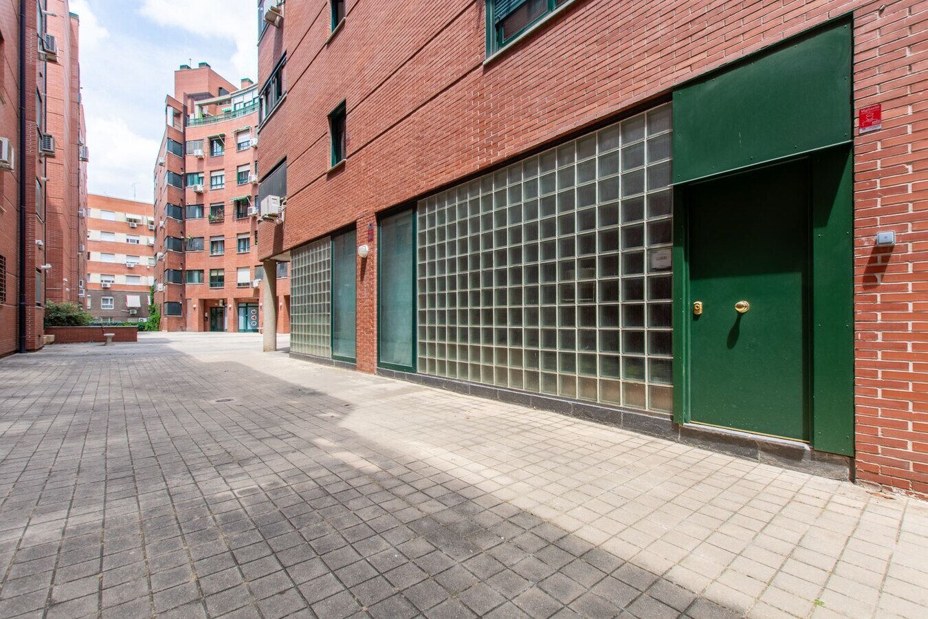 Madrid, MAD 28005 - - - Interior Photo - Image 1 of 8