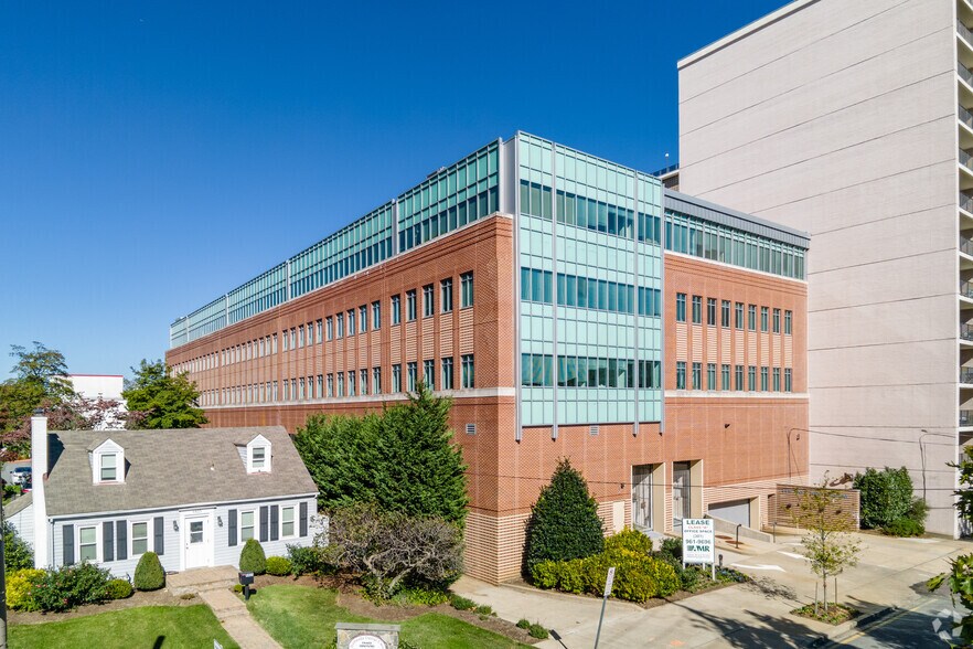 4416 East-West Hwy, Bethesda, MD à louer - Photo du bâtiment - Image 2 de 6