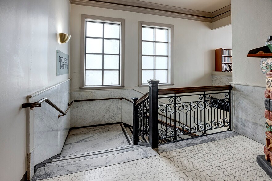 208 Columbia St, Seattle, WA à louer - Photo du bâtiment - Image 2 de 2