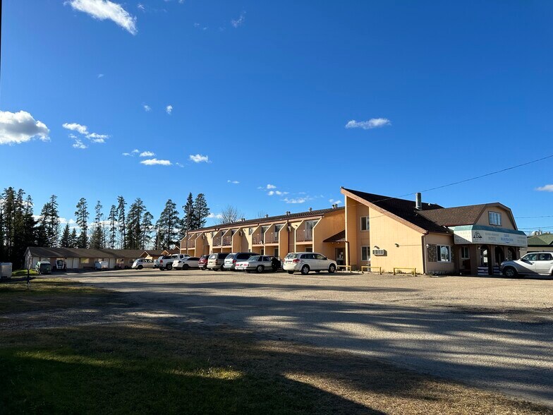3515 Caxton St, Whitecourt, AB à louer - Photo du bâtiment - Image 1 de 4