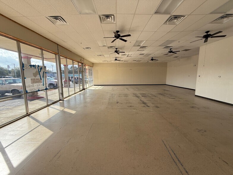 1717 N Frazier St, Conroe, TX for lease - Building Photo - Image 2 of 9
