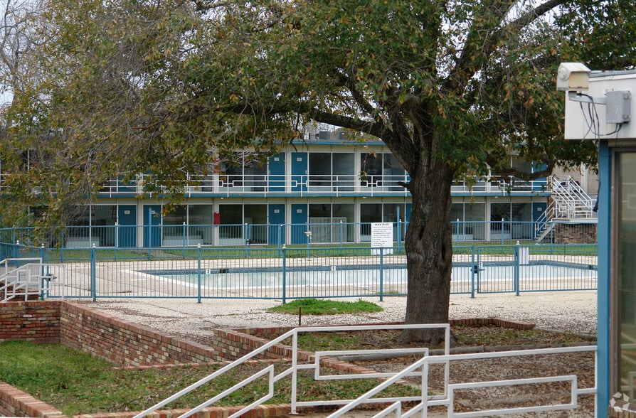 2300 S Texas Ave, Bryan, TX à vendre - Photo du bâtiment - Image 2 de 12