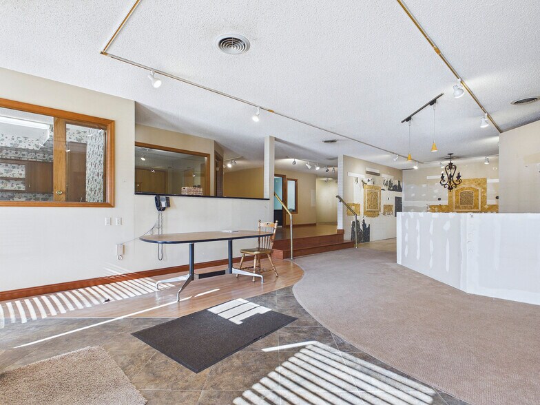 201 W High St, Edwardsville, IL à vendre - Photo du bâtiment - Image 2 de 21