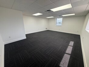 7506-7560 NW 70th St, Miami, FL à louer Photo intérieure- Image 2 de 19