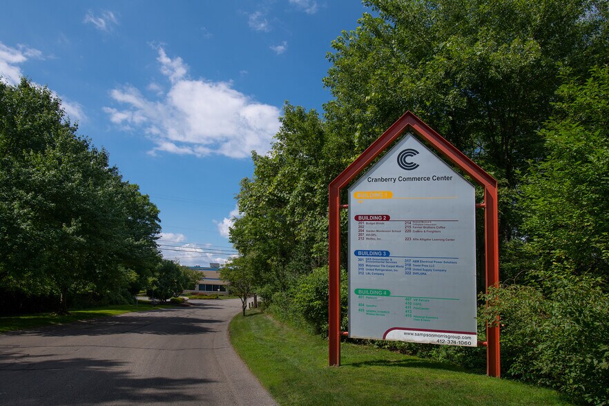 400-415 Commerce Park Dr, Cranberry, PA à louer - Photo du bâtiment - Image 3 de 6