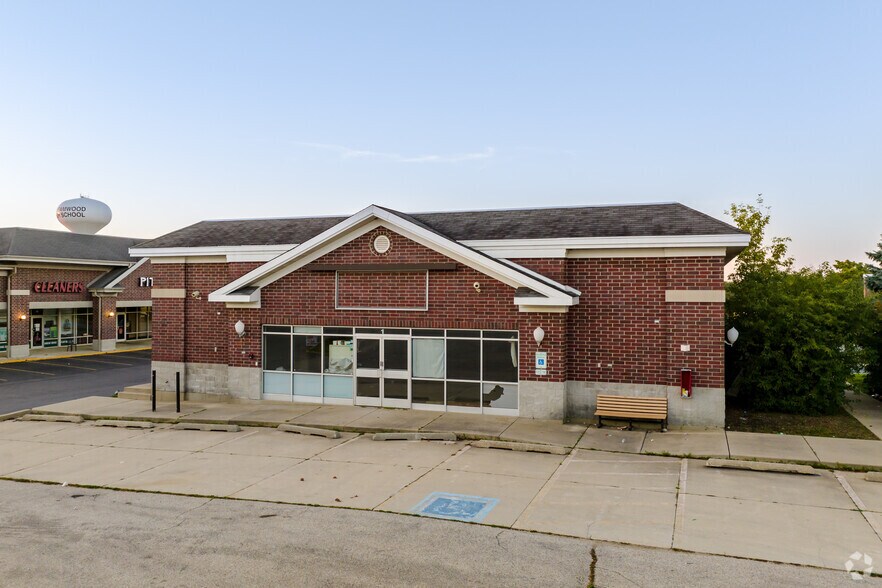 1 S Sutton Rd, Streamwood, IL à vendre - Photo du bâtiment - Image 3 de 12