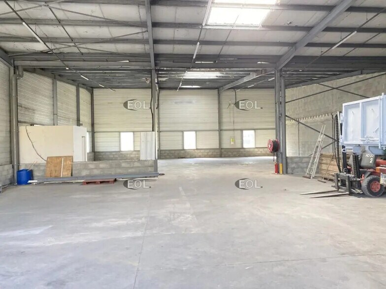 Industrial in Toussieu for lease - Interior Photo - Image 3 of 8