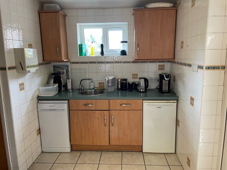 102 High St, Berkhamsted for sale - Interior Photo - Image 3 of 10