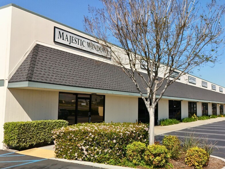 6682-6700 Van Buren Blvd, Riverside, CA à louer - Photo du bâtiment - Image 2 de 6