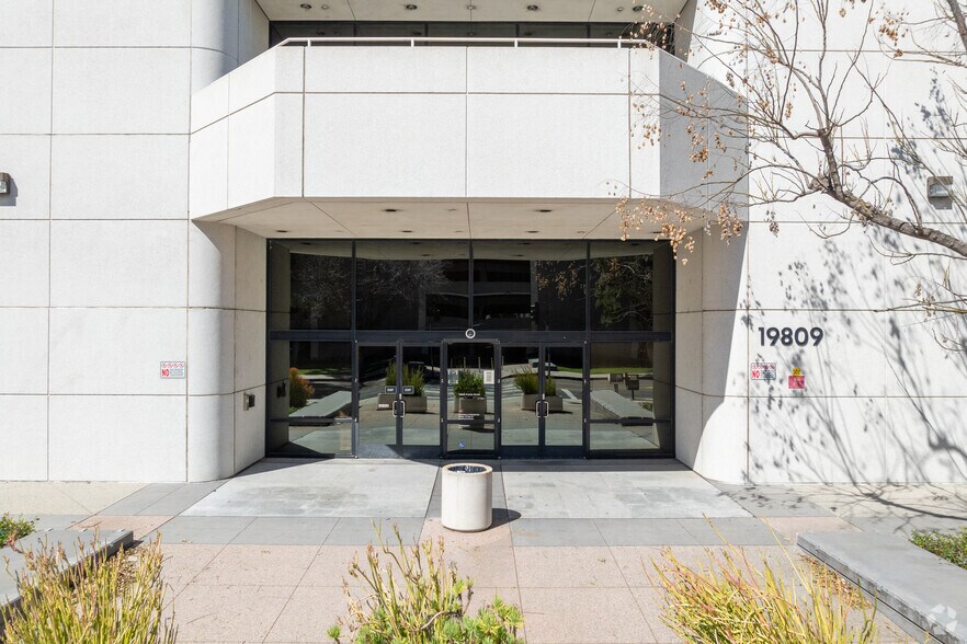 19809 Prairie St, Chatsworth, CA à vendre - Photo du bâtiment - Image 3 de 8