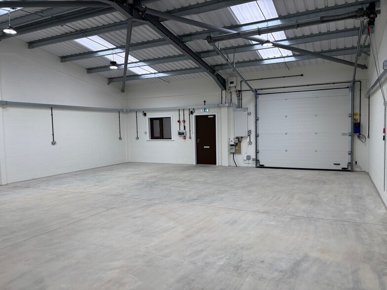 Hoyle Rd, Calverton for lease - Interior Photo - Image 3 of 9