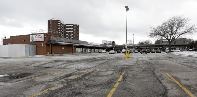Plus de détails pour 680 Silver Creek Blvd, Mississauga, ON - Commerce de détail à louer
