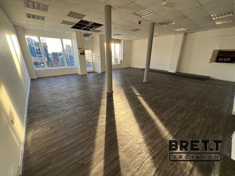 15 Charles St, Milford Haven for lease - Interior Photo - Image 3 of 8