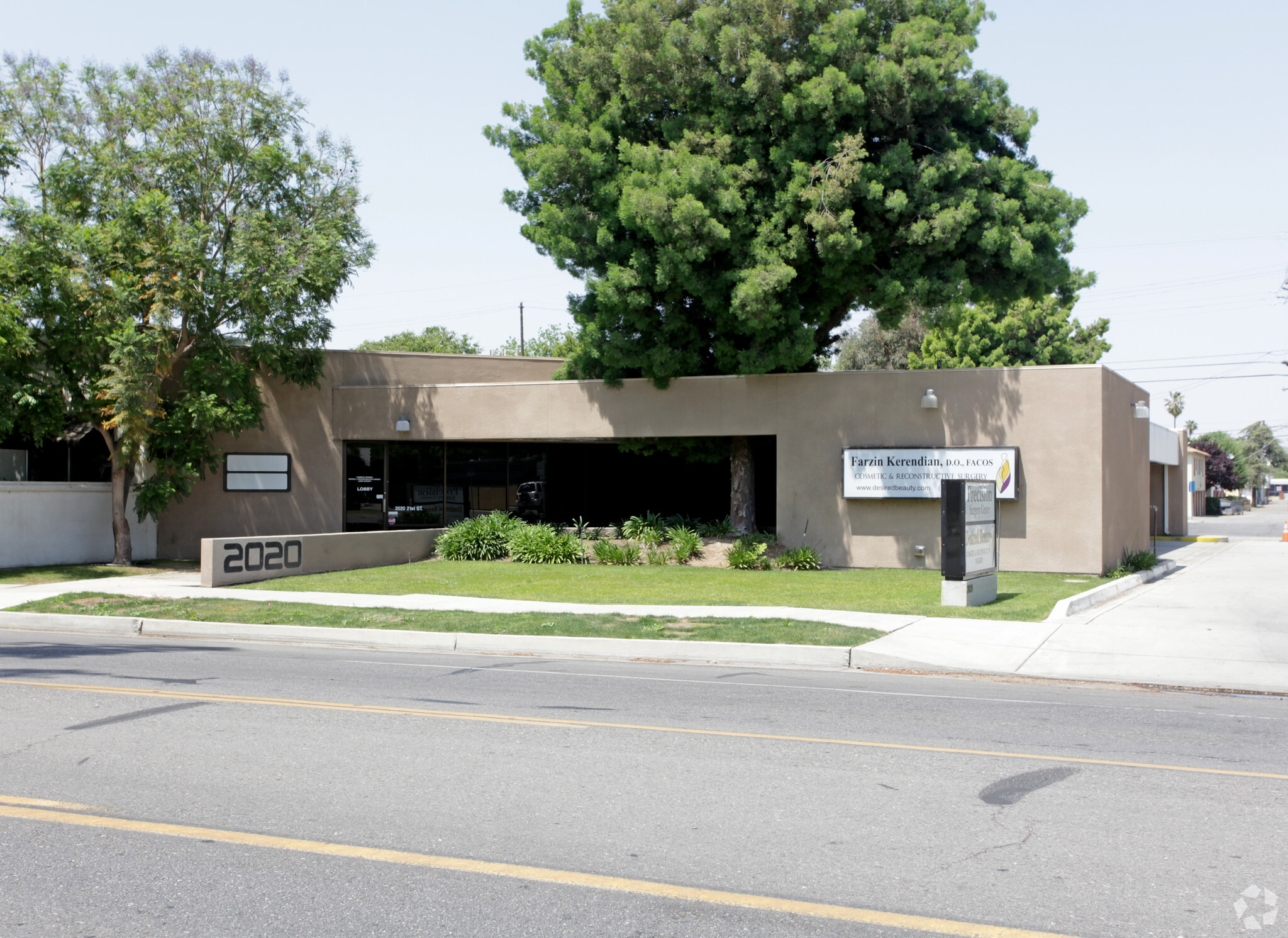 2020 21st St, Bakersfield, CA à louer Photo principale- Image 1 de 3